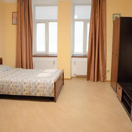 у князя лева поряд площі ринок At Duke's Aparment Next To Rynok Square *